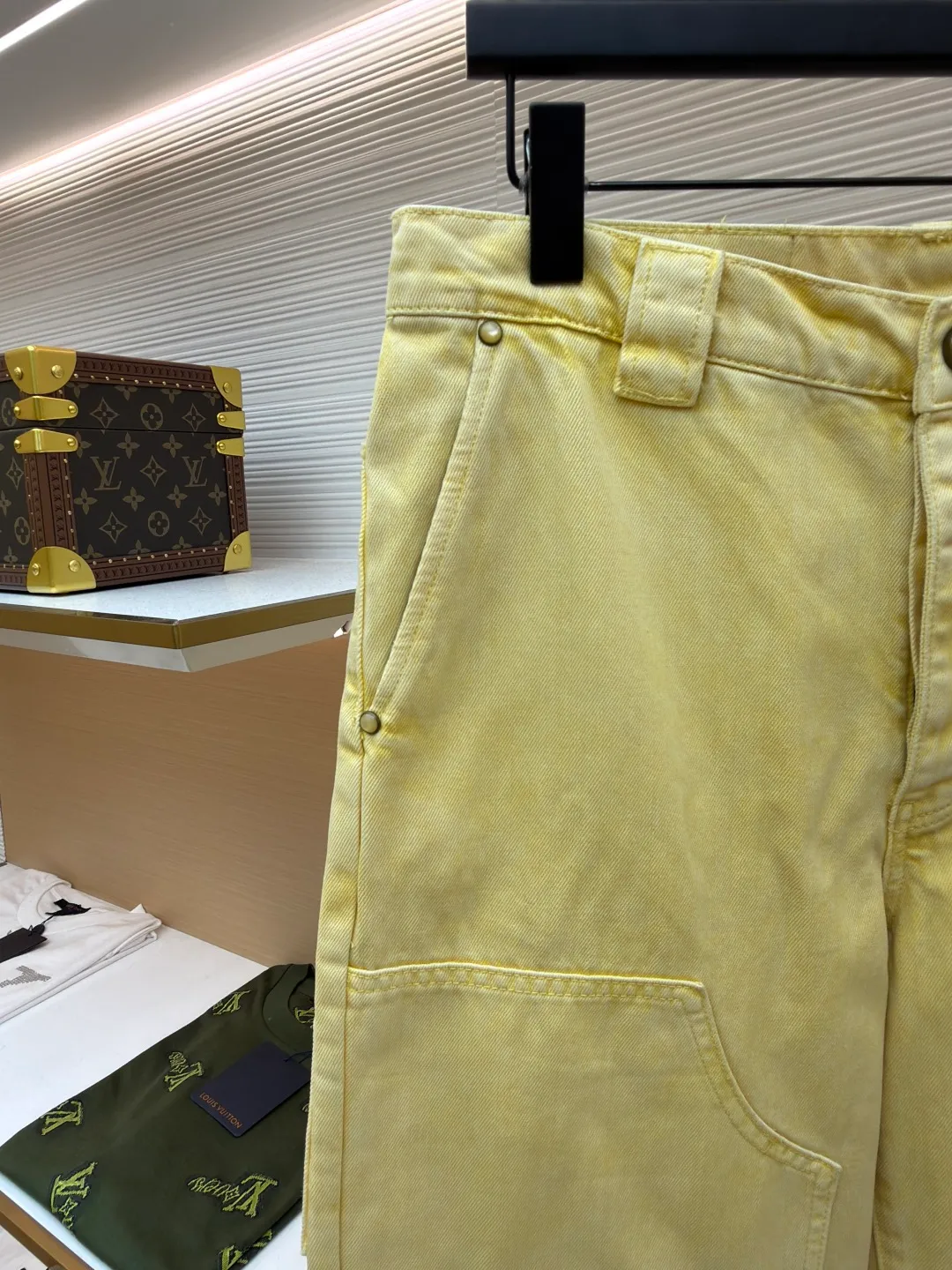 LOUIS VUITTON dyed embossed jeans ●Original version: Purchased and developed for 14800 ●Item number: 1681048-B55 ●Material: denim fabric ●Technology: embossed production ●Version: fitted version ●Weight: about 945 grams ●Size: 30-32-34-36 ●Description: This style is processed through garment dyeing to create a washed retro effect, and then uses a splicing structure and hammer fixing rings to express the workwear style. Monogram embroidery adorns the sides and left patch pocket, and pearlescent buttons and rivets complete the detail. Pair it with the same style to add to your summer wardrobe. The overall wiring is straight and delicate, the fabric is comfortable and soft, and the color is consistent without color difference. It can be matched with the same style to create a fashionable look and control various occasions. Customized accessories, complete with three standards, same style for men and women!